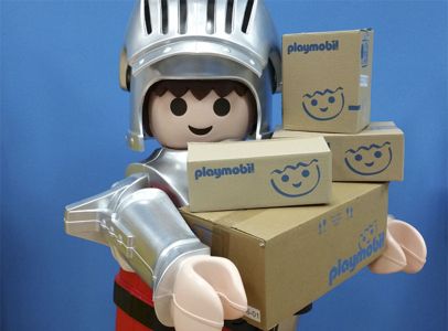 Imagen mostrando un playmobil sosteniendo muchas cajas